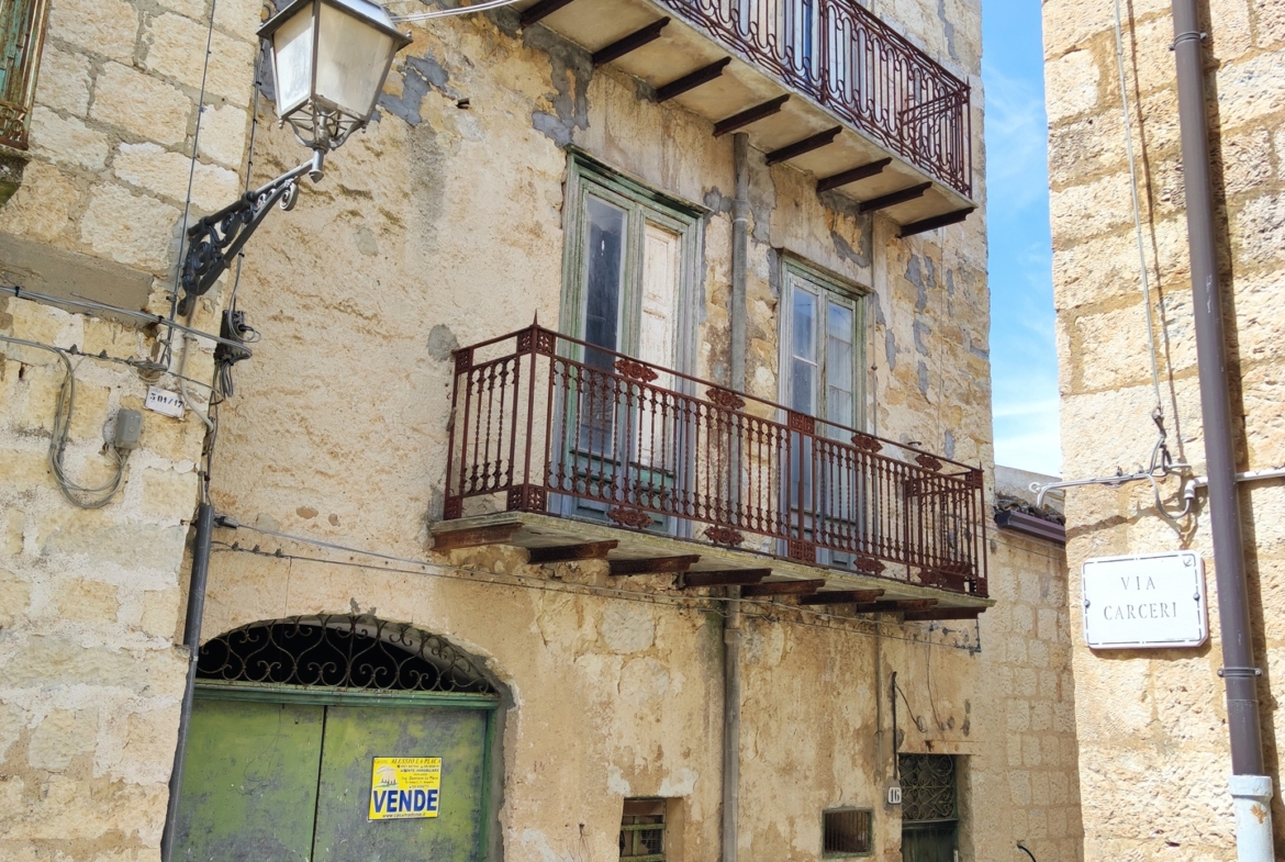 Stabile in muratura con box auto e terrazza