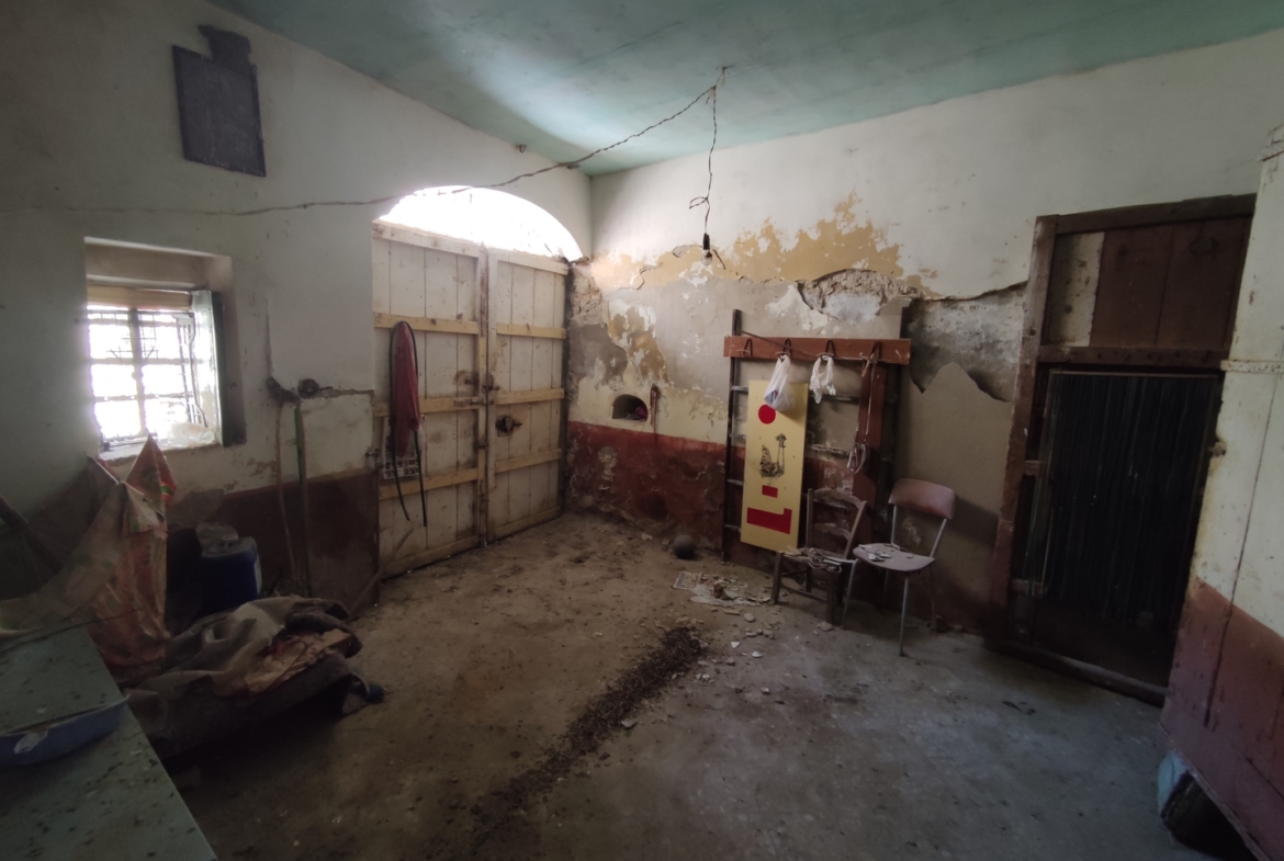 Stabile in muratura con box auto e terrazza