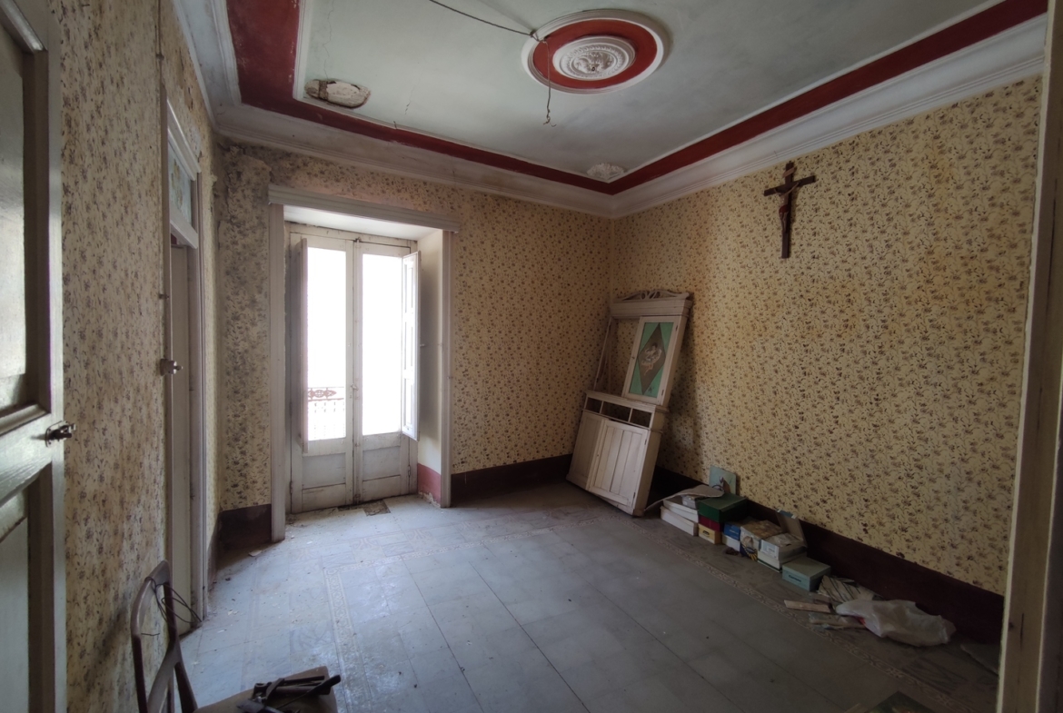 Stabile in muratura con box auto e terrazza