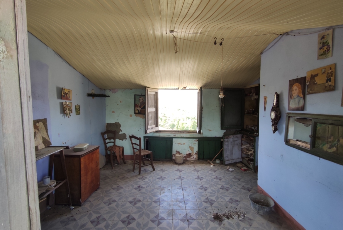Stabile in muratura con box auto e terrazza