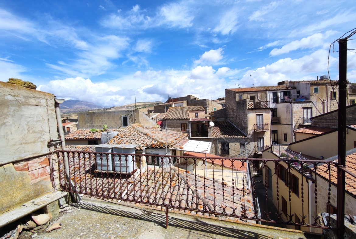 Stabile in muratura con box auto e terrazza