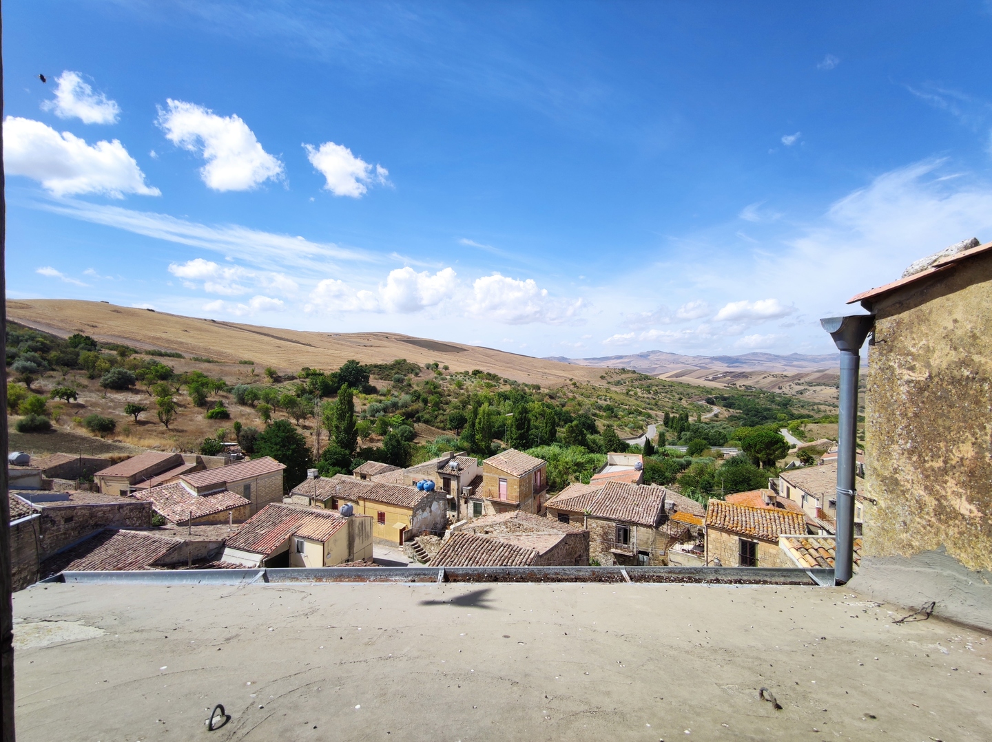 Stabile in muratura con box auto e terrazza